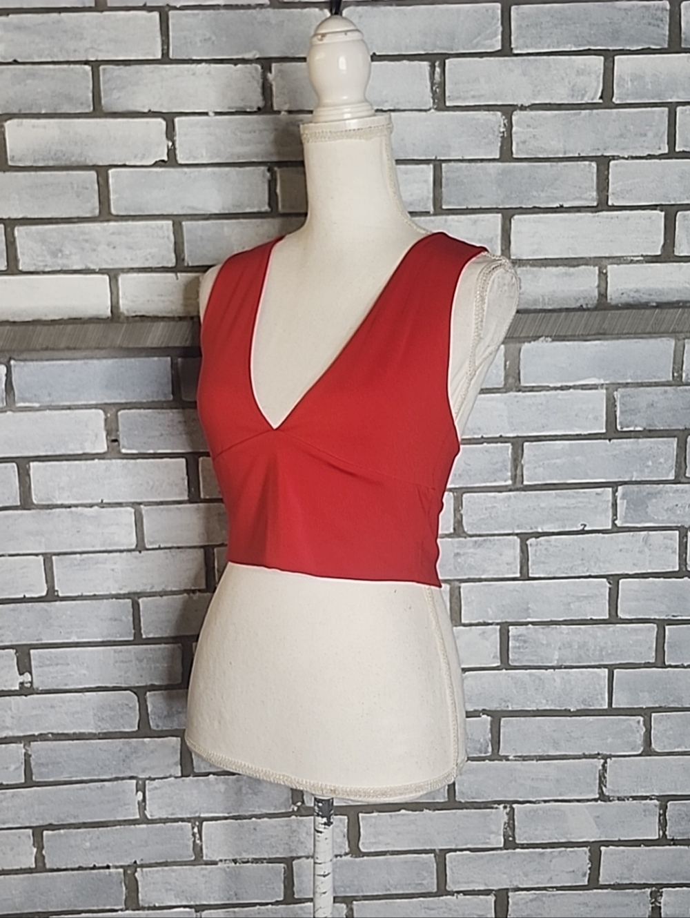 • Aepebo Women's V-Neck Sleeveless Racerback Cut Out Crop Top Size Medium Red
